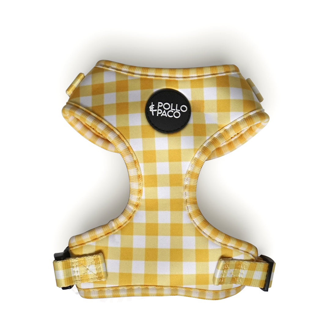 Arnés amarillo de cuadros vichy para perro marca Pollo & Paco, diseño cómodo y ajustable, ideal para paseos diarios con estilo y seguridad.