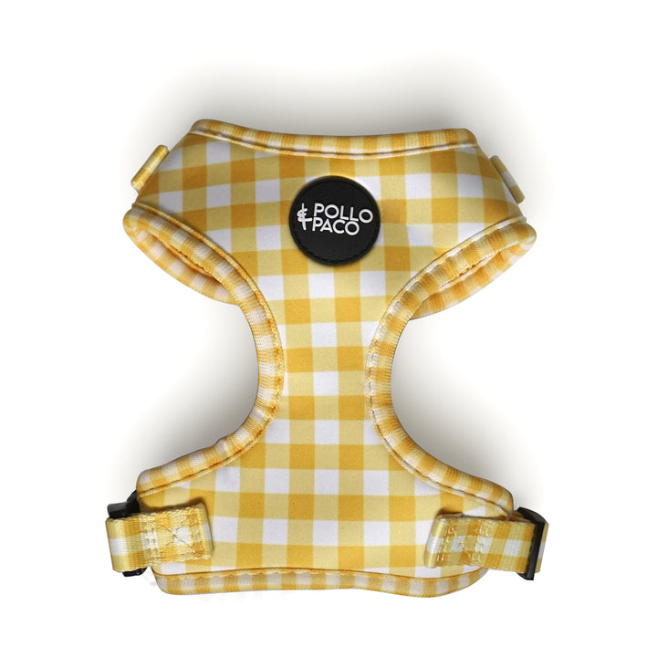 Arnés amarillo de cuadros vichy para perro marca Pollo & Paco, diseño cómodo y ajustable, ideal para paseos diarios con estilo y seguridad.