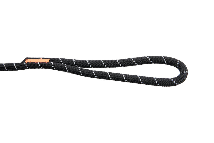 Detalle del asa y cuerda negra con hilo reflectante de la correa Non-stop Rock Leash.
