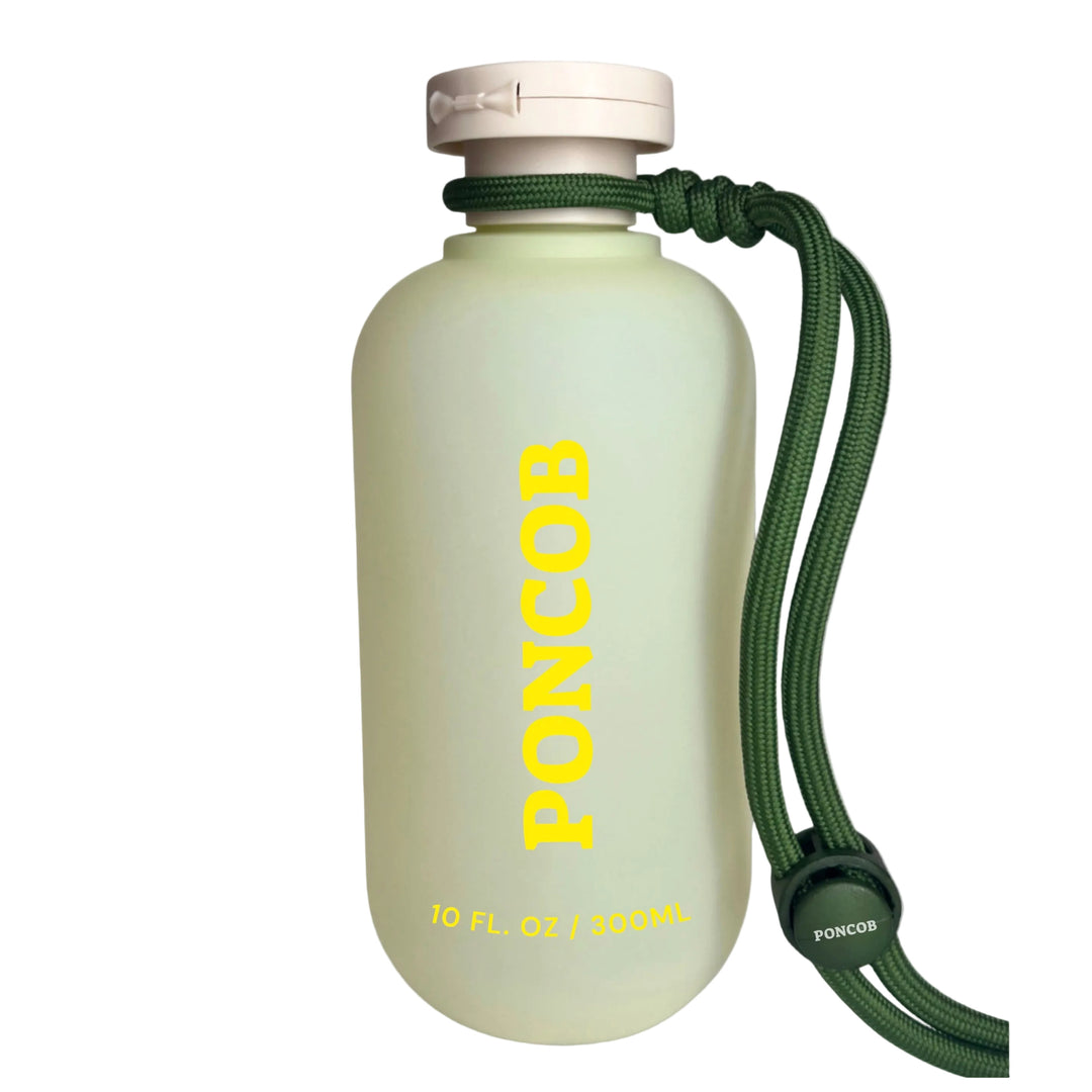 Botella Poncob color verde matcha para limpiar pipis de la calle