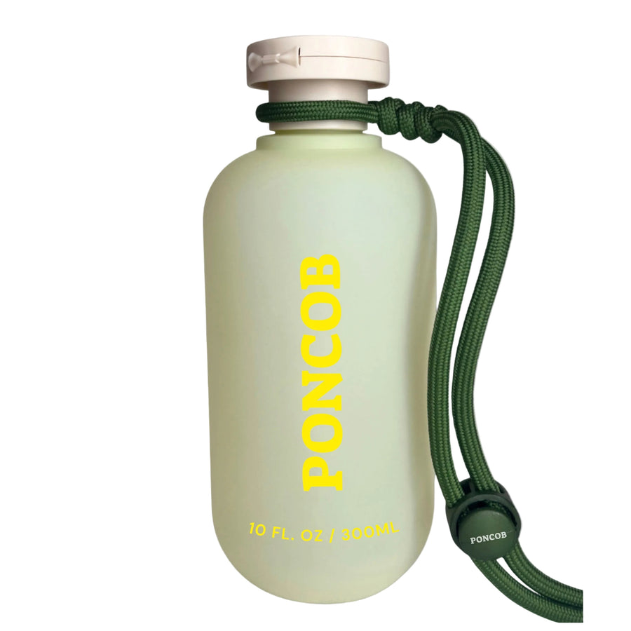 Botella Poncob color verde matcha para limpiar pipis de la calle