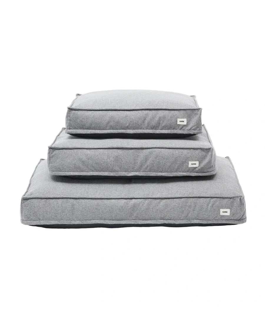 IMAGEN DONDE SE MUESTRA TRES TAMAÑOS DE LA CAMA GRIS DE CAFIDE EN TRES TALLAS DIFERENTES Y COLOR GRIS