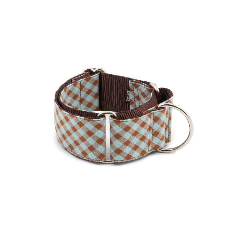 Detalle del collar para perro Brott Josa con tejido de cuadros cosido y base de nailon marrón