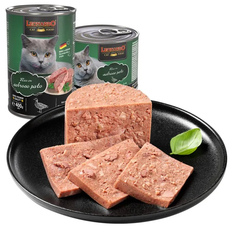 Comida húmeda para gatos Leonardo con pato presentada en plato, receta natural sin azúcares