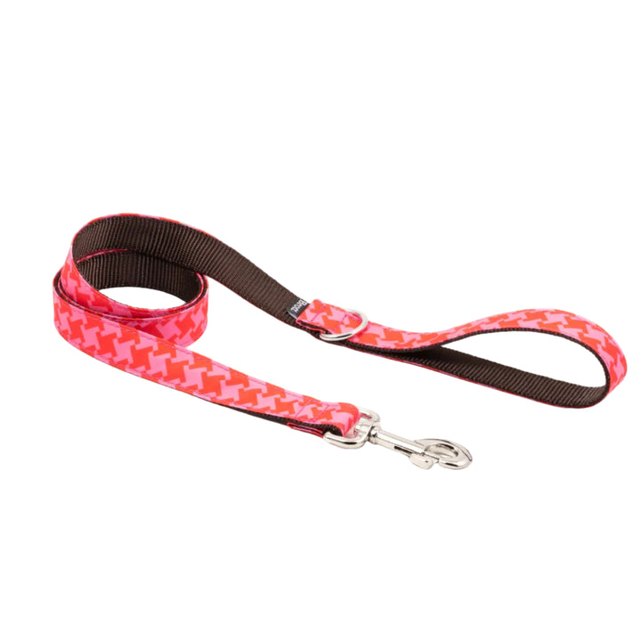 Detalle de la correa para perro Miralles de Brott mostrando el tejido Vichy rojo y la cinta de nailon marrón