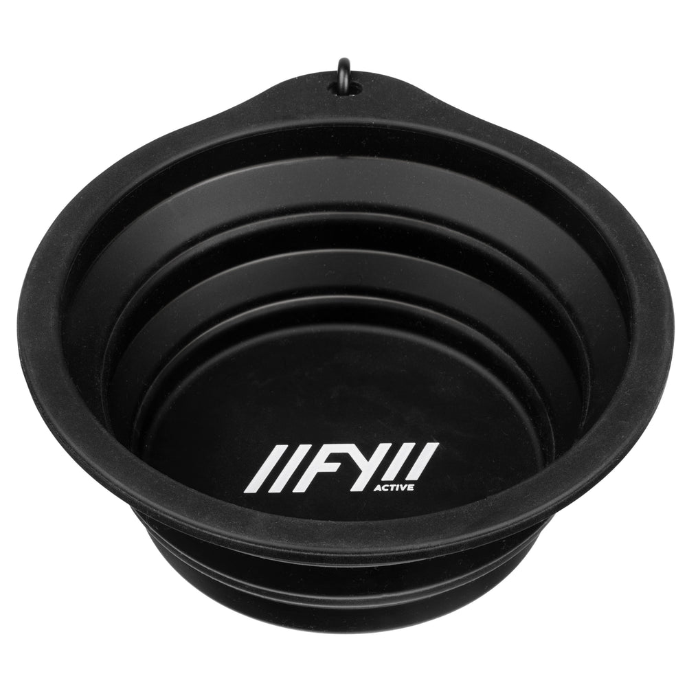 Perro bebiendo agua de cuenco plegable de silicona FuzzYard