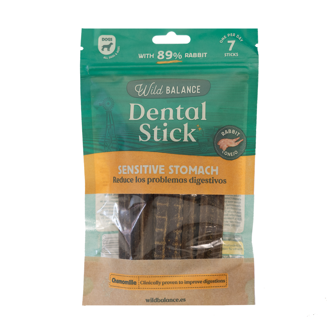 Sticks dentales Sensitive Stomach de Wild Balance con conejo, camomila y salvia, snack natural para perros que cuida los dientes y favorece digestiones suaves