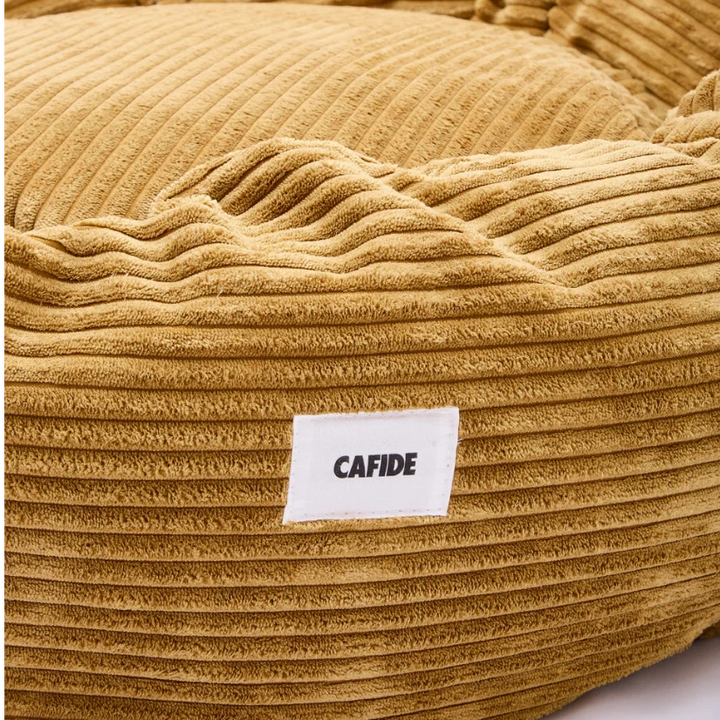 Detalle del tejido suave y textura de la cama para perro Nuba color mostaza de CAFIDE