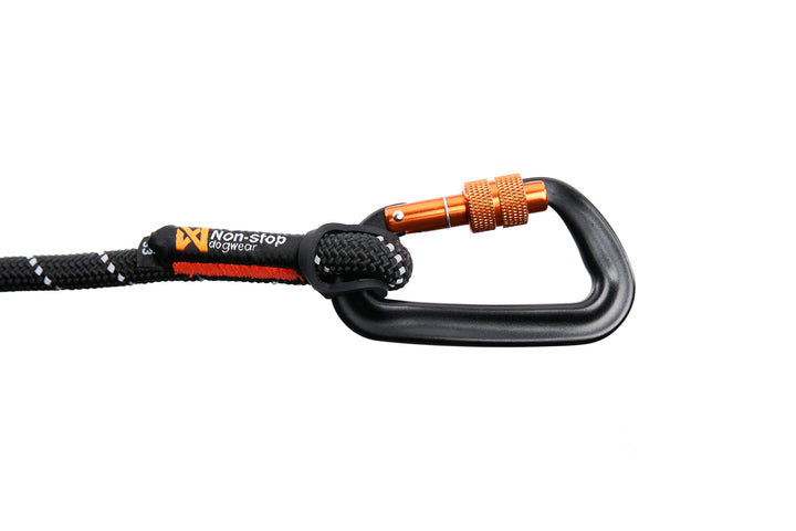 Primer plano del mosquetón de rosca en aluminio de la correa Non-stop Rock Leash negra.