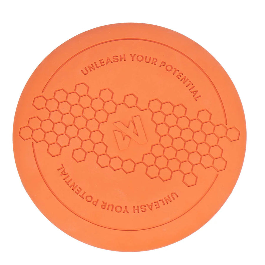 Disco volador para perros Non-stop Dogwear en color naranja fabricado en goma natural y fibra de bambú, resistente y flexible para juegos de lanzar y traer.