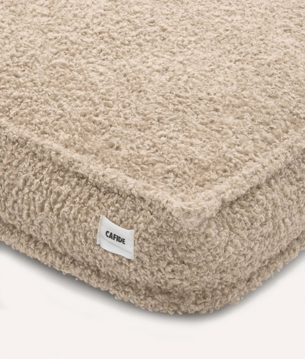 Detalle de esquina de cama cuadra de la marca cafide de borreguito beige
