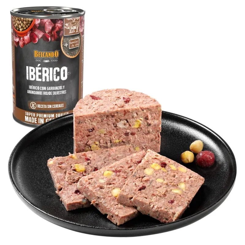 Comida húmeda Belcando de cerdo Ibérico con garbanzos y arándanos rojos servida en plato, alimento completo para perros