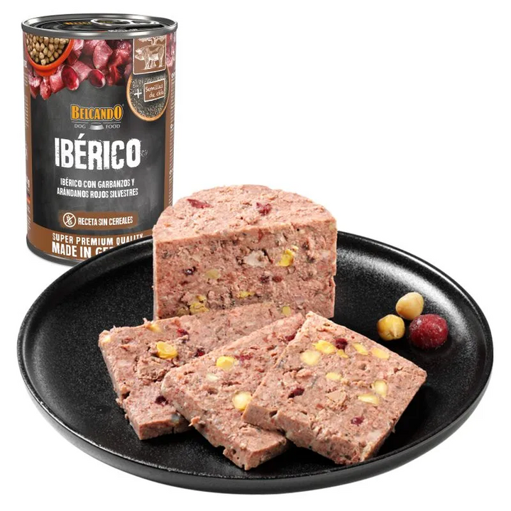 Comida húmeda Belcando de cerdo Ibérico con garbanzos y arándanos rojos servida en plato, alimento completo para perros