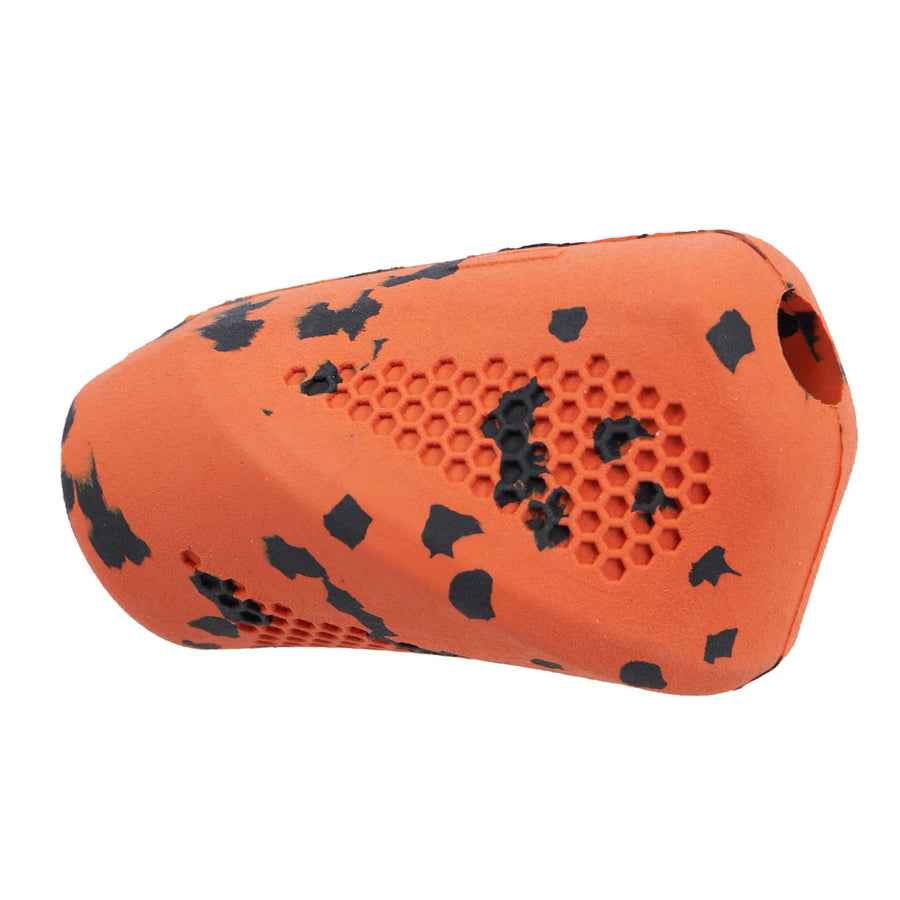 Juguete interactivo Dog Throw Toy de Non-stop Dogwear en color naranja y negro, fabricado en caucho natural con centro hueco para rellenar con premios o comida congelada.