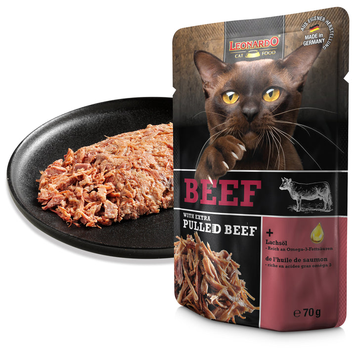 Textura de la comida húmeda para gatos LEONARDO Beef with Extra Pulled Beef servida en plato, ternera con carne desmenuzada