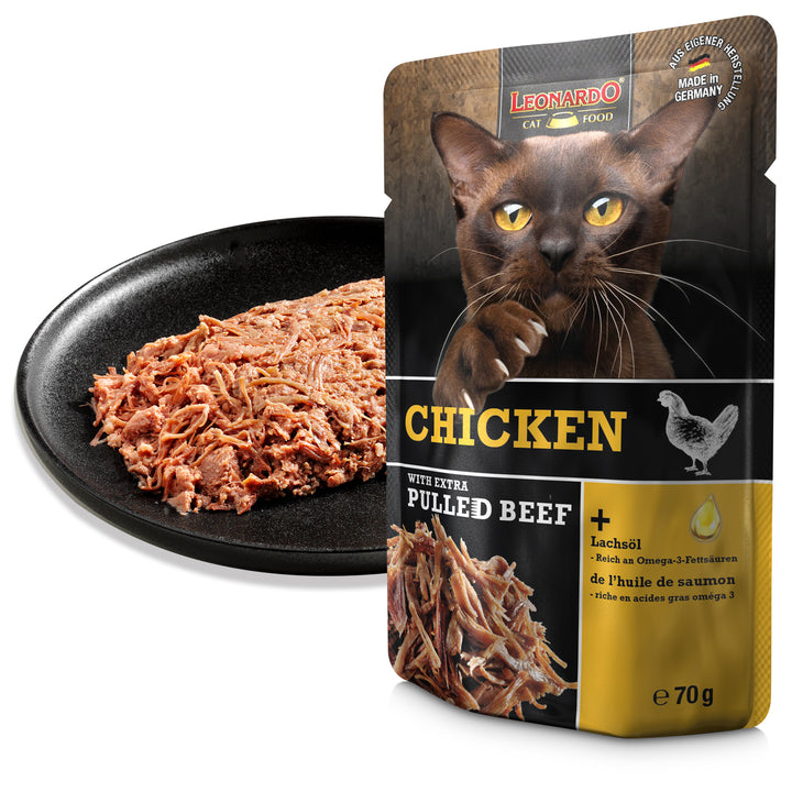 Textura de la comida húmeda para gatos LEONARDO Chicken with Extra Pulled Beef servida en plato, pollo con ternera desmenuzada