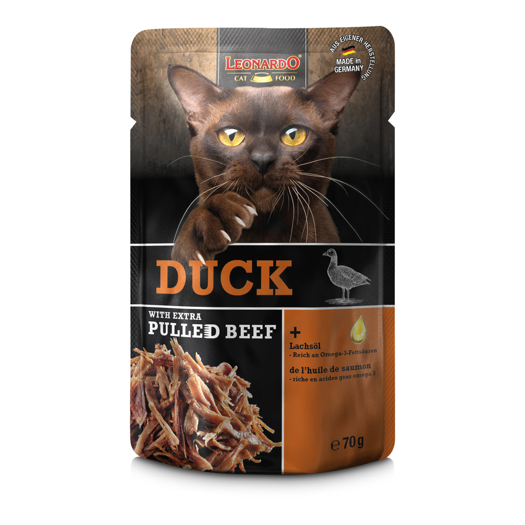 Comida húmeda para gatos LEONARDO Duck with Extra Pulled Beef en sobre de 70 g, pato con ternera desmenuzada y aceite de salmón