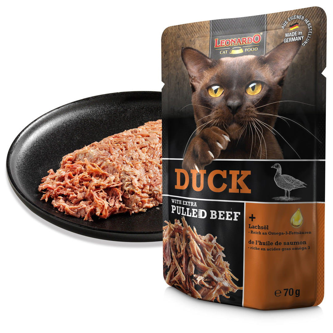 Textura de la comida húmeda para gatos LEONARDO Duck with Extra Pulled Beef servida en plato, pato con ternera desmenuzada