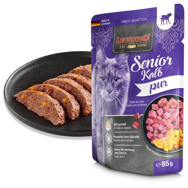 Comida húmeda LEONARDO Senior Kalb Pur de ternera servida en plato para gatos senior