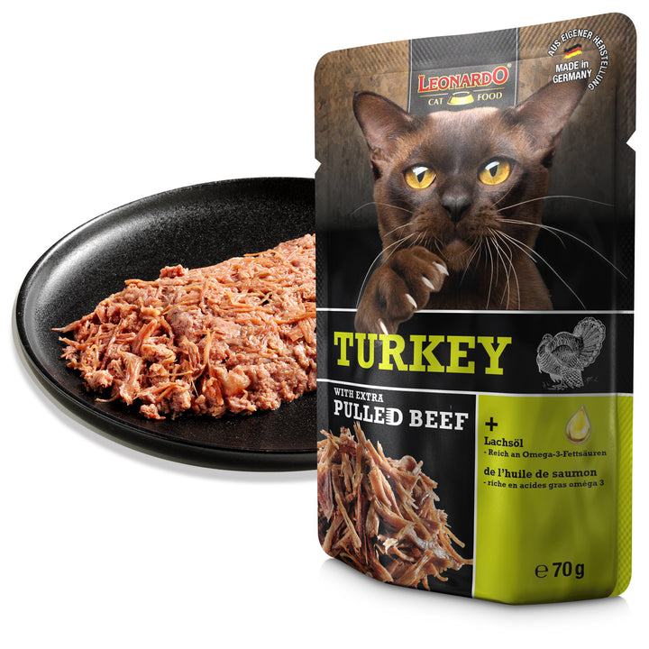 Textura de la comida húmeda para gatos LEONARDO Turkey with Extra Pulled Beef servida en plato, pavo con ternera desmenuzada