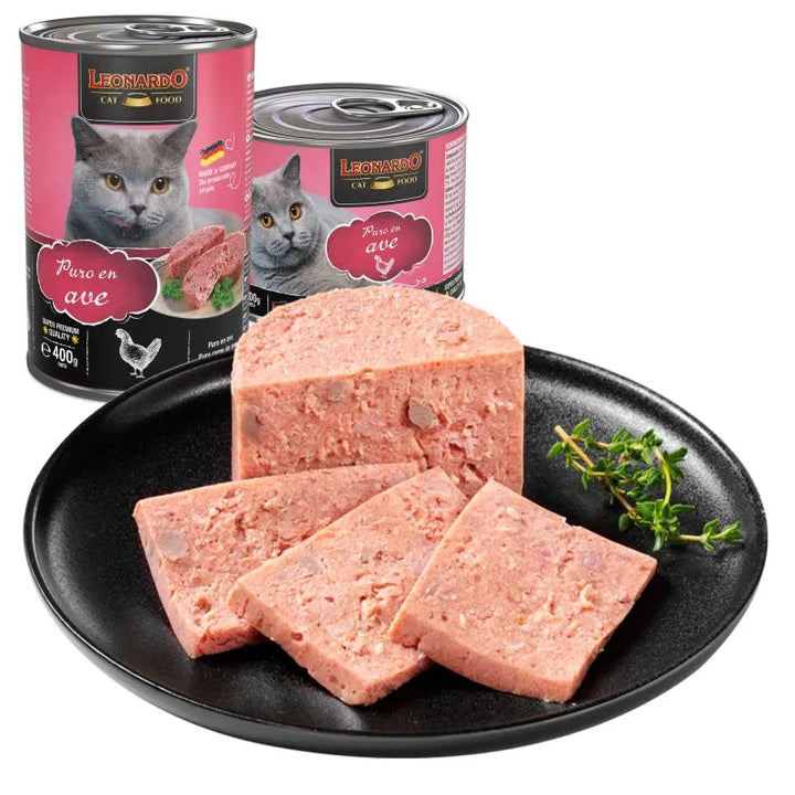 Comida húmeda Leonardo de ave para gatos con textura natural servida en plato