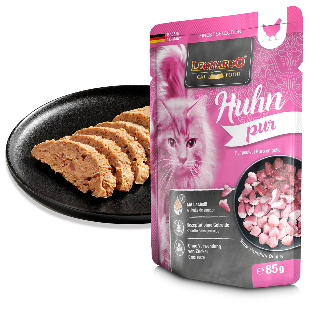 Comida húmeda Leonardo Huhn Pur servida en plato, textura natural de pollo para gatos