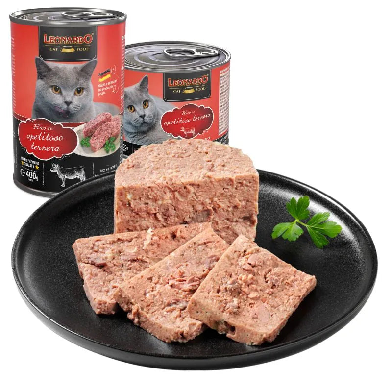 Comida húmeda Leonardo para gatos con ternera servida en plato, alimento completo sin azúcares añadidos