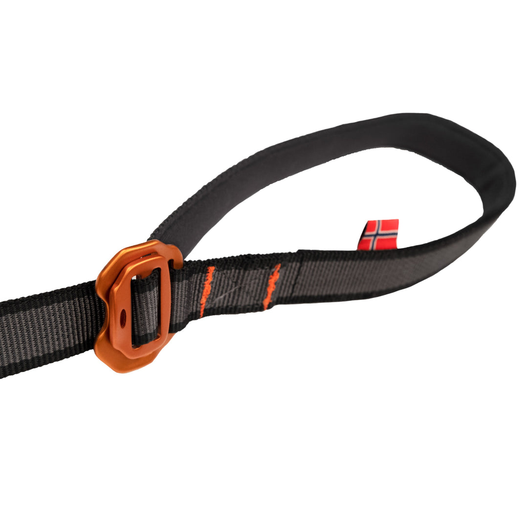Primer plano del mosquetón Twistlock y anilla giratoria de la correa Touring Bungee Adjustable de Non-stop Dogwear