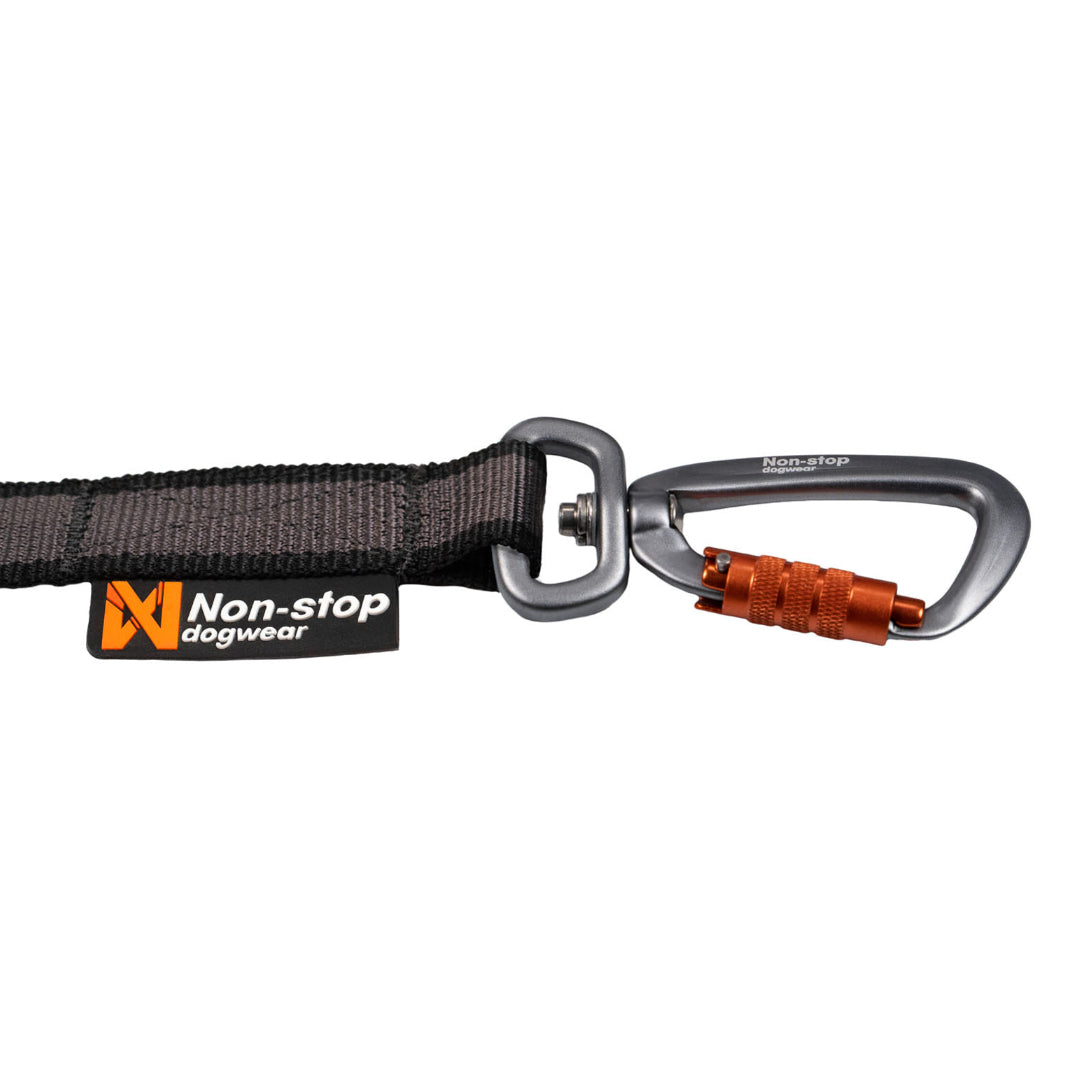 Primer plano del mosquetón Twistlock de aluminio con cierre de seguridad en la correa Touring Bungee para perros