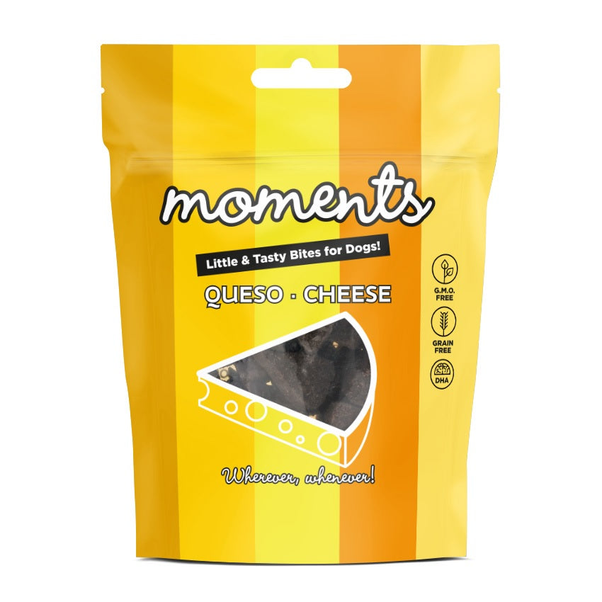 Bolsa de snacks Natura Diet Moments Dog Queso para perros, 60g, alimento complementario natural con pollo, queso y DHA, sin cereales, que favorece la salud ocular y del pelaje.