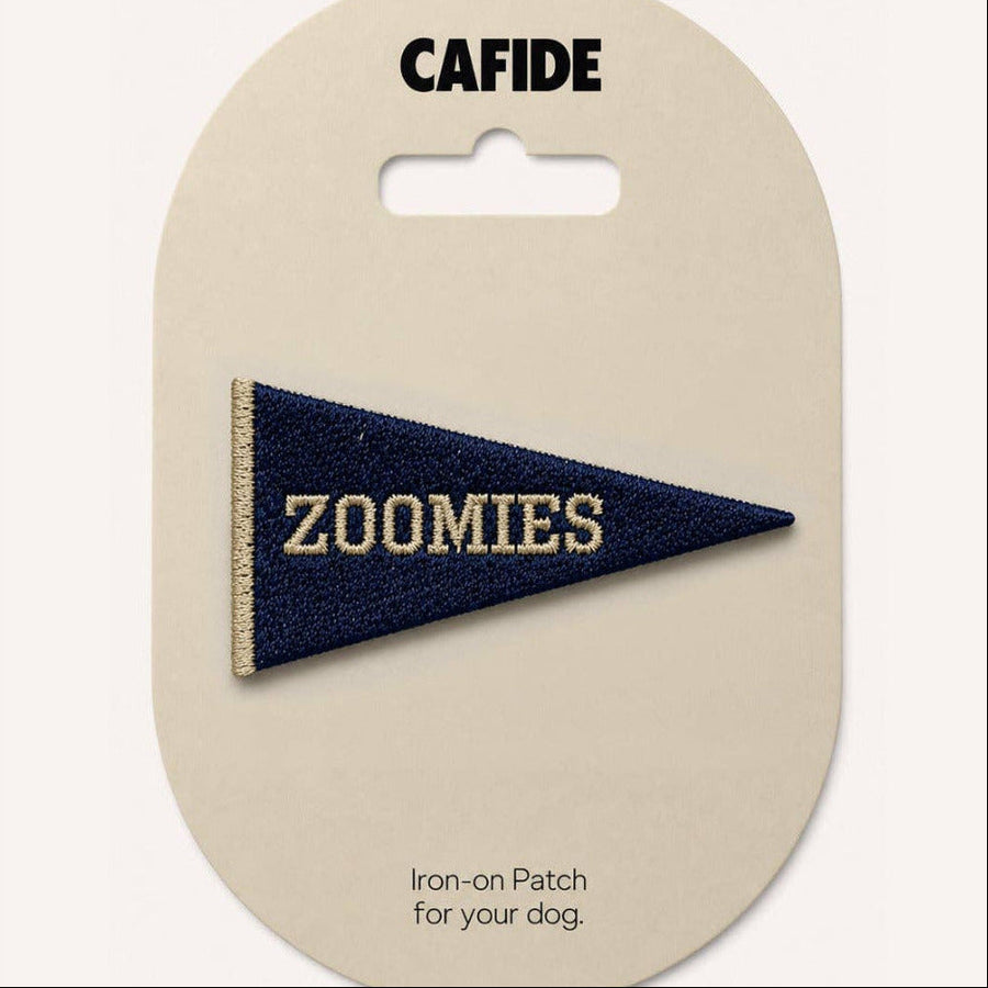 Parche para ropa de Cafide, con forma de bandera i con el nombre zoomies escrito dentro