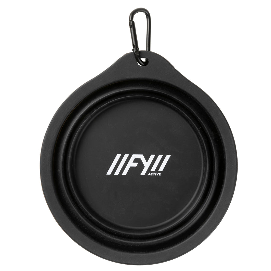 Perro usando cuenco plegable de silicona FuzzYard para beber agua