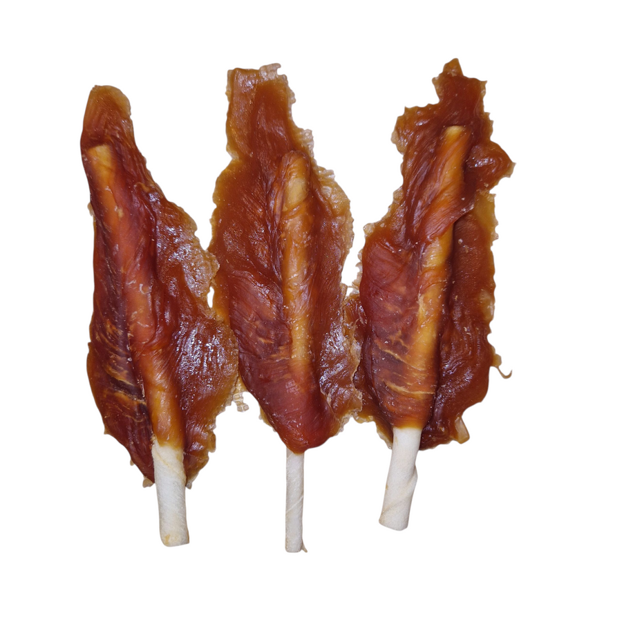 Piruleta de pollo para perros de 12 cm elaborada con piel vacuna y pechuga de pollo, snack natural bajo en calorías y con alto contenido en carne