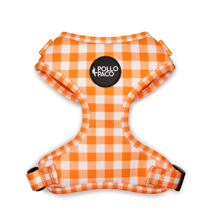 Arnés naranja de cuadros vichy para perro marca Pollo & Paco, diseño cómodo y ajustable, ideal para paseos diarios con estilo y seguridad.