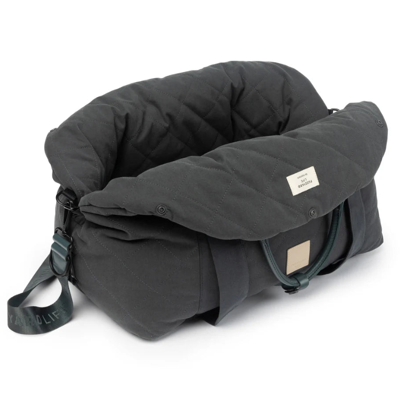 Transportín y asiento de coche FuzzYard Life Slate Grey abierto, mostrando interior acolchado y correa de seguridad con mosquetón.