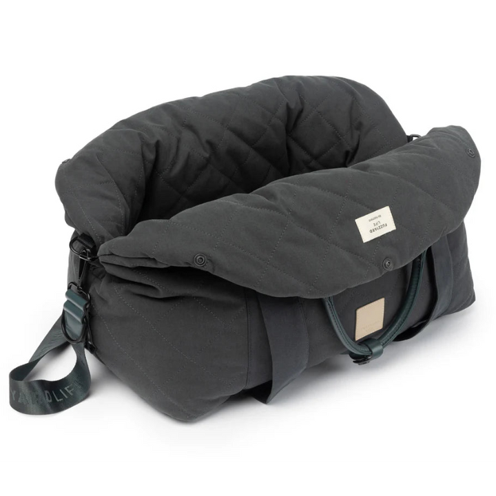 Transportín y asiento de coche FuzzYard Life Slate Grey abierto, mostrando interior acolchado y correa de seguridad con mosquetón.