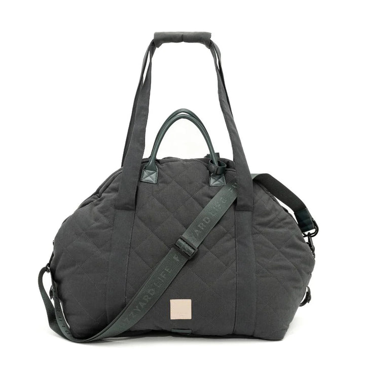 Bolso transportín multipropósito FuzzYard Life en color Slate Grey, acolchado, con asas y correa ajustable, sobre fondo blanco.