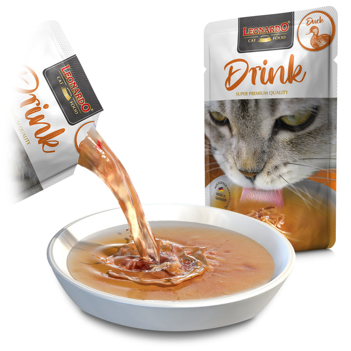 Leonardo Drink de pato y pollo servido en bol, caldo natural para mejorar la hidratación del gato.