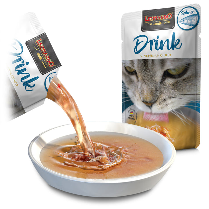 Caldo Leonardo Drink de pollo y salmón servido en cuenco para gatos