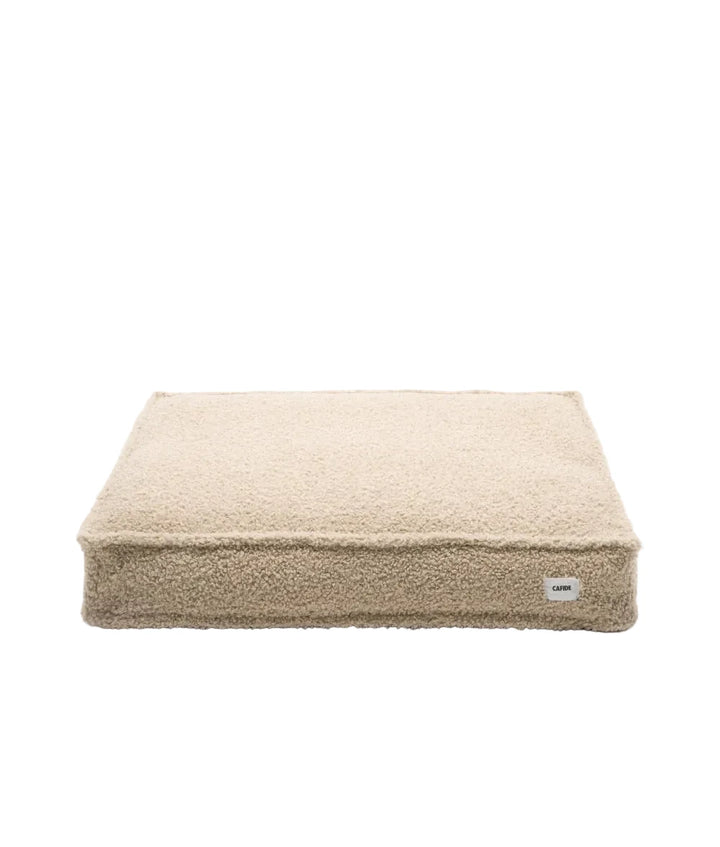 detalle de cama cuadra con textura de borreguito color beige tamaño xl