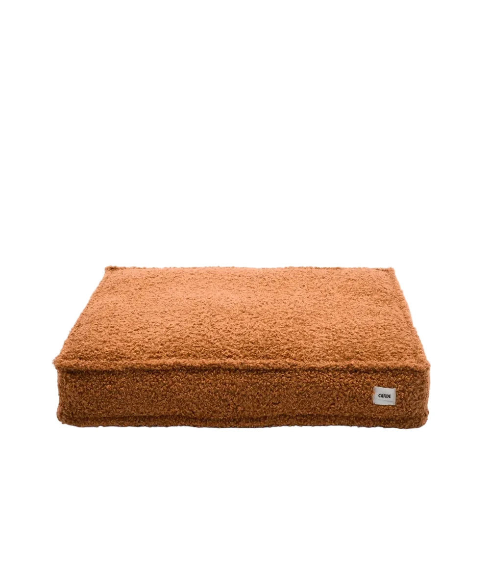foto de un colchon de una cama cuadra con textura de borreguito de color marron