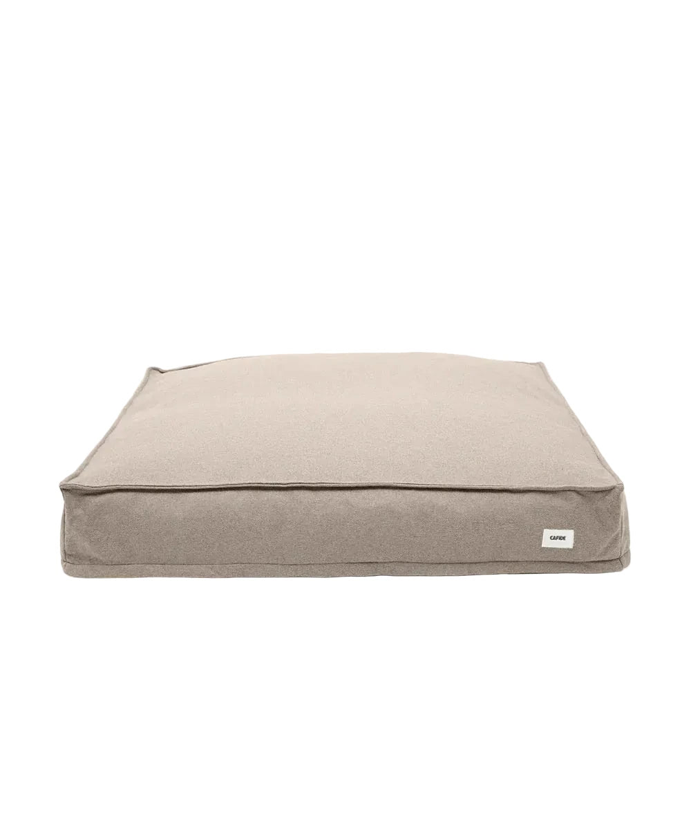 colchon de color beige de la cama cuadra de cafide
