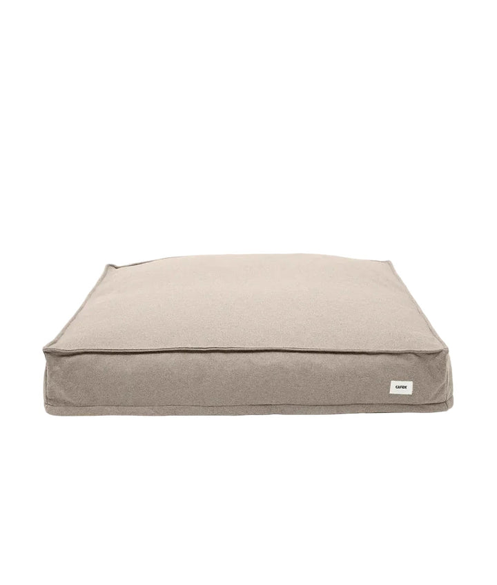 colchon de color beige de la cama cuadra de cafide
