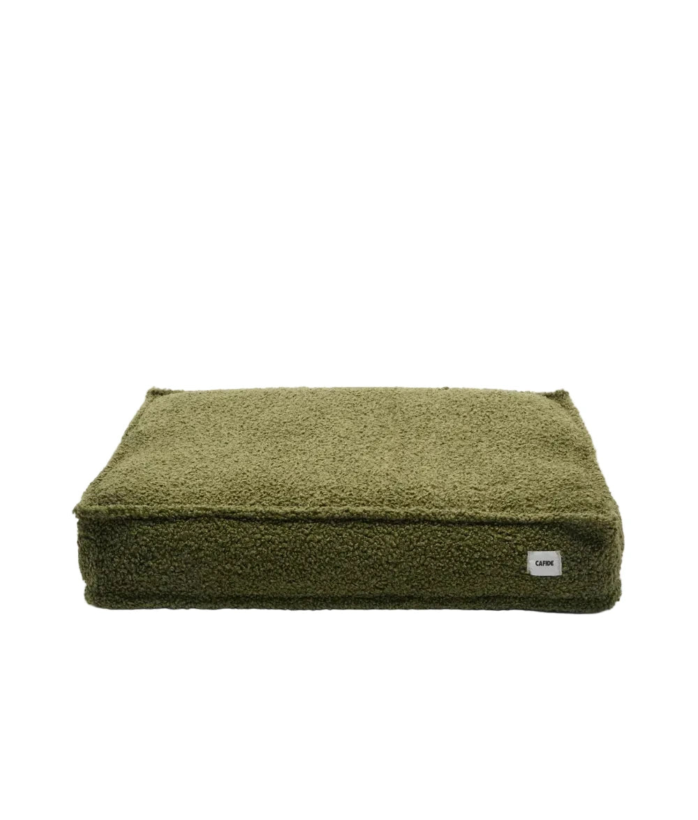 detalle de cama cuadra de borreguito verde de la marca cafide