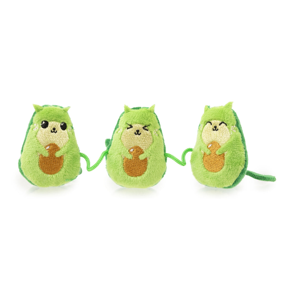 juguete para gato con tres gatos en forma de aguacate unidos con cuerda.